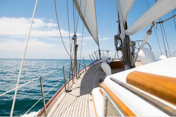 Yacht a vela usato: guida all’acquisto per navigare con stile